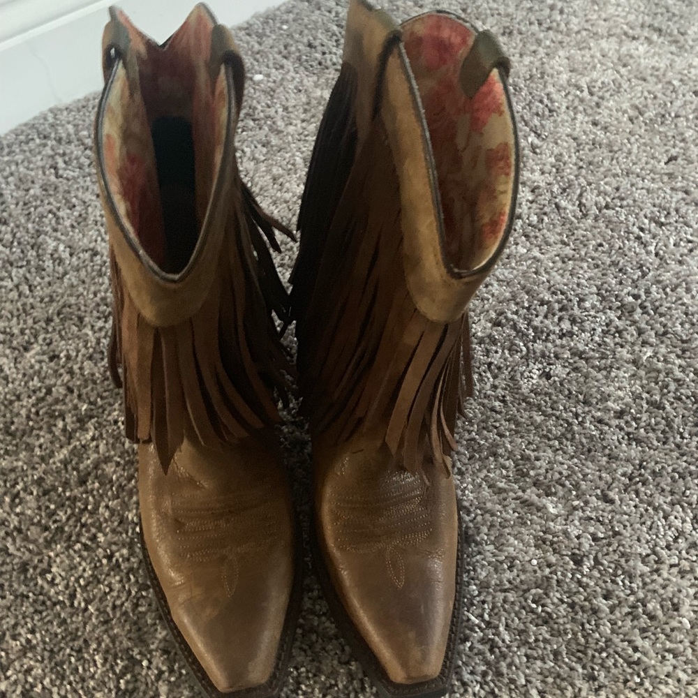 Never worn fringed women’s ARIAT cowboy boots